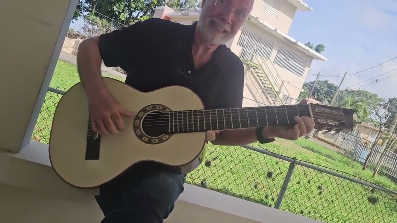 Mi guitarra de 7 cuerdas Nino Laboy en las manos de Nelson Saavedra