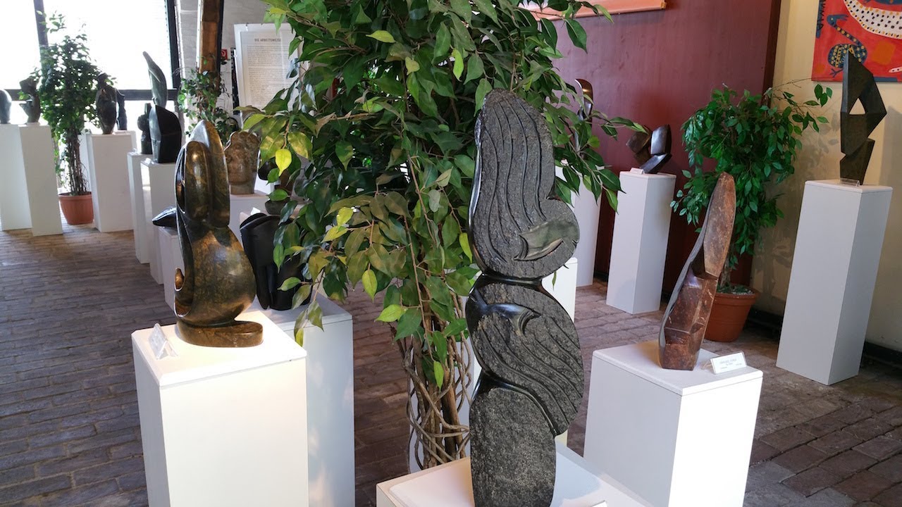 Der Kunststylist zeigt afrikanische Skulpturen aus Westerkappeln