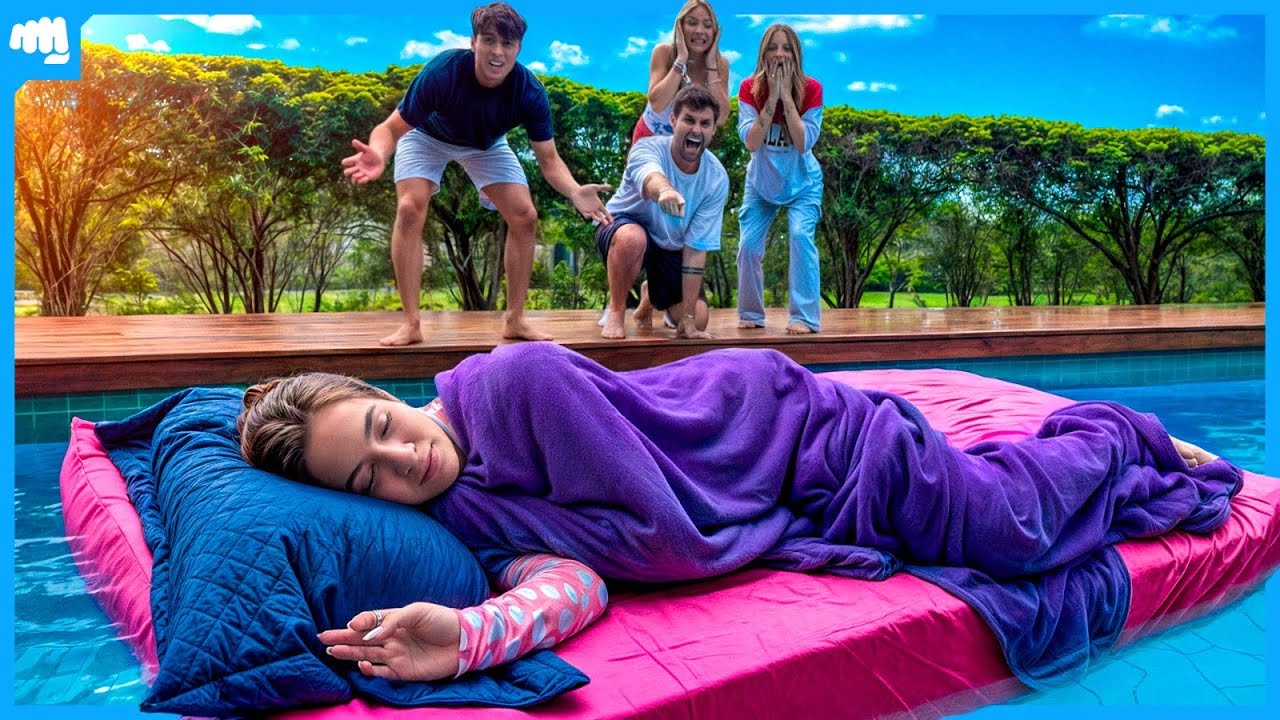 JOGUEI A JULIA NA PISCINA DORMINDO!!