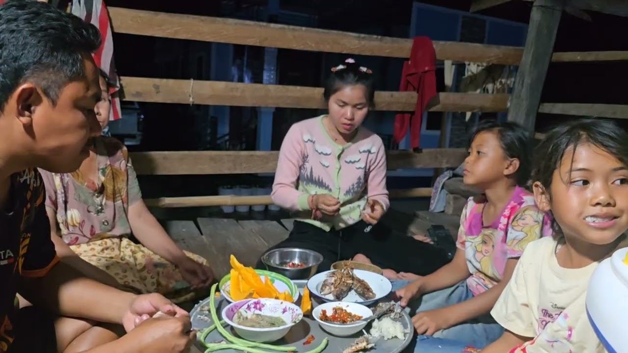 ปิ้งปลาทูกินกับแจ่ว ปลาร้าสู่ครอบครัวกิน ฝากเป็นกำลังใจให้แหน่เด้อพี่น้อง