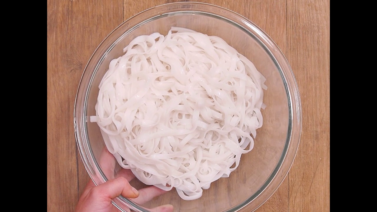 Fresca e irresistible ensalada de fideos de arroz y verduras