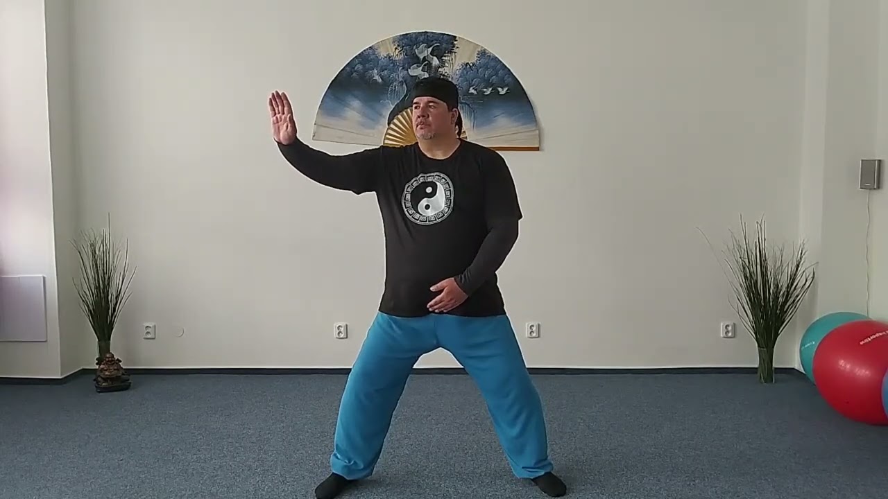 Navíjení hedvábí tai chi, cvičení na bolavá záda a klouby ze sedavé práce i pro zlepšení koordinace.