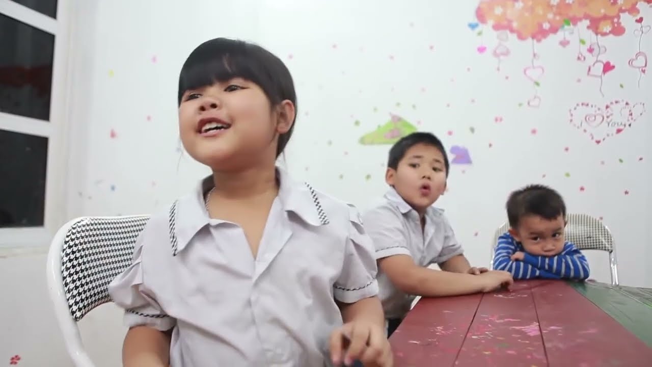 Chuns Family | Chuns And Friends Was Given A Birthday Cake By The Mysterious Person