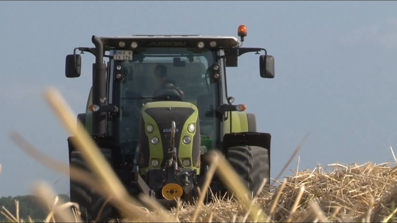 Claas Arion 640 presst Rundballen mit Claas Variant 385 RC