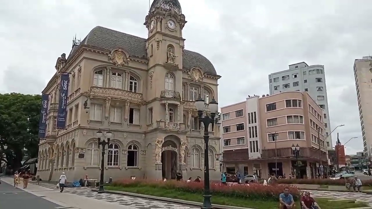 Caminhada pelo centro de Curitiba 
