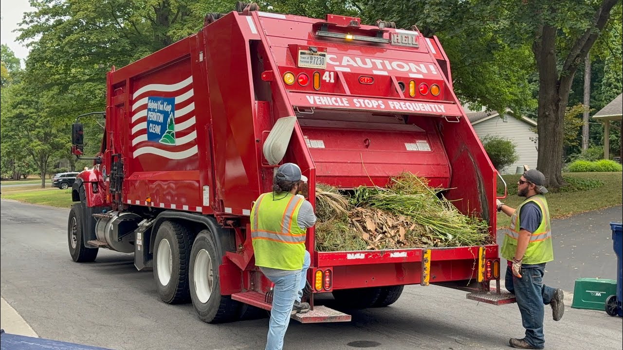 Perinton Heil Rear Loader Garbage Truck Packing Yard Waste