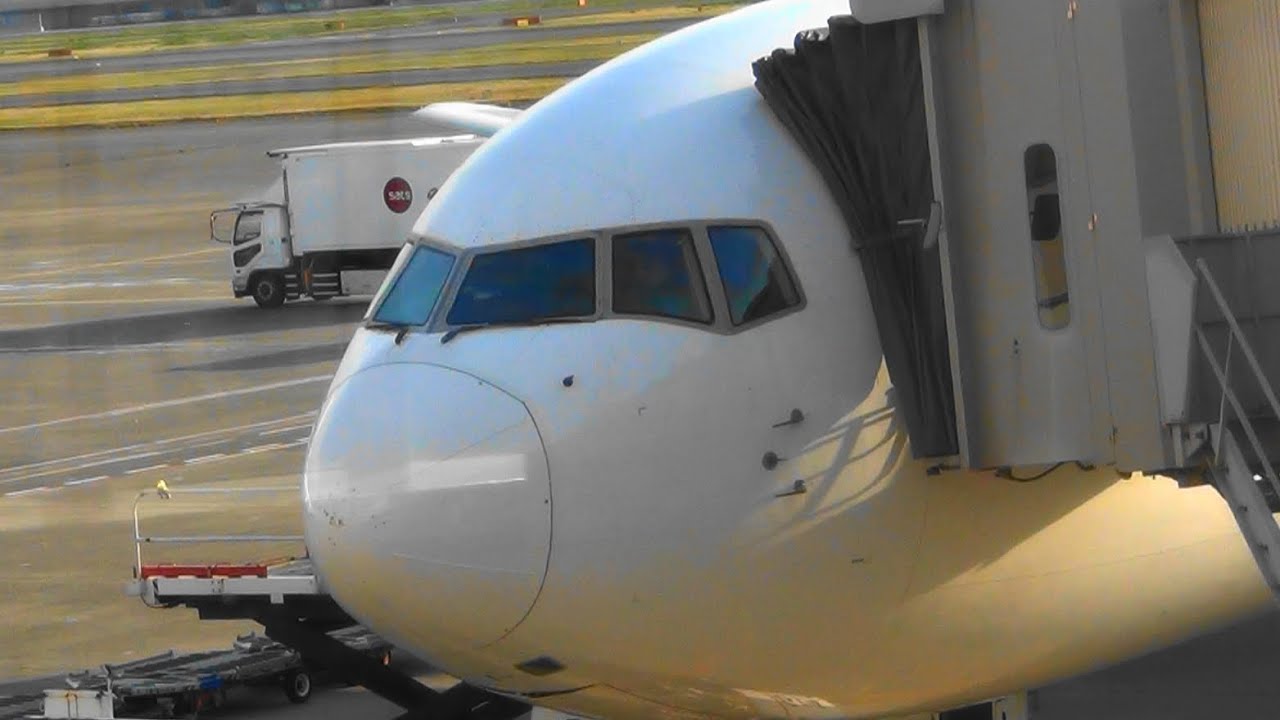 福岡空港発（FUK）― 羽田空港行（HND） ノーカット　JAL318便　14時50分発　ボーイング767-300ER（763）18A