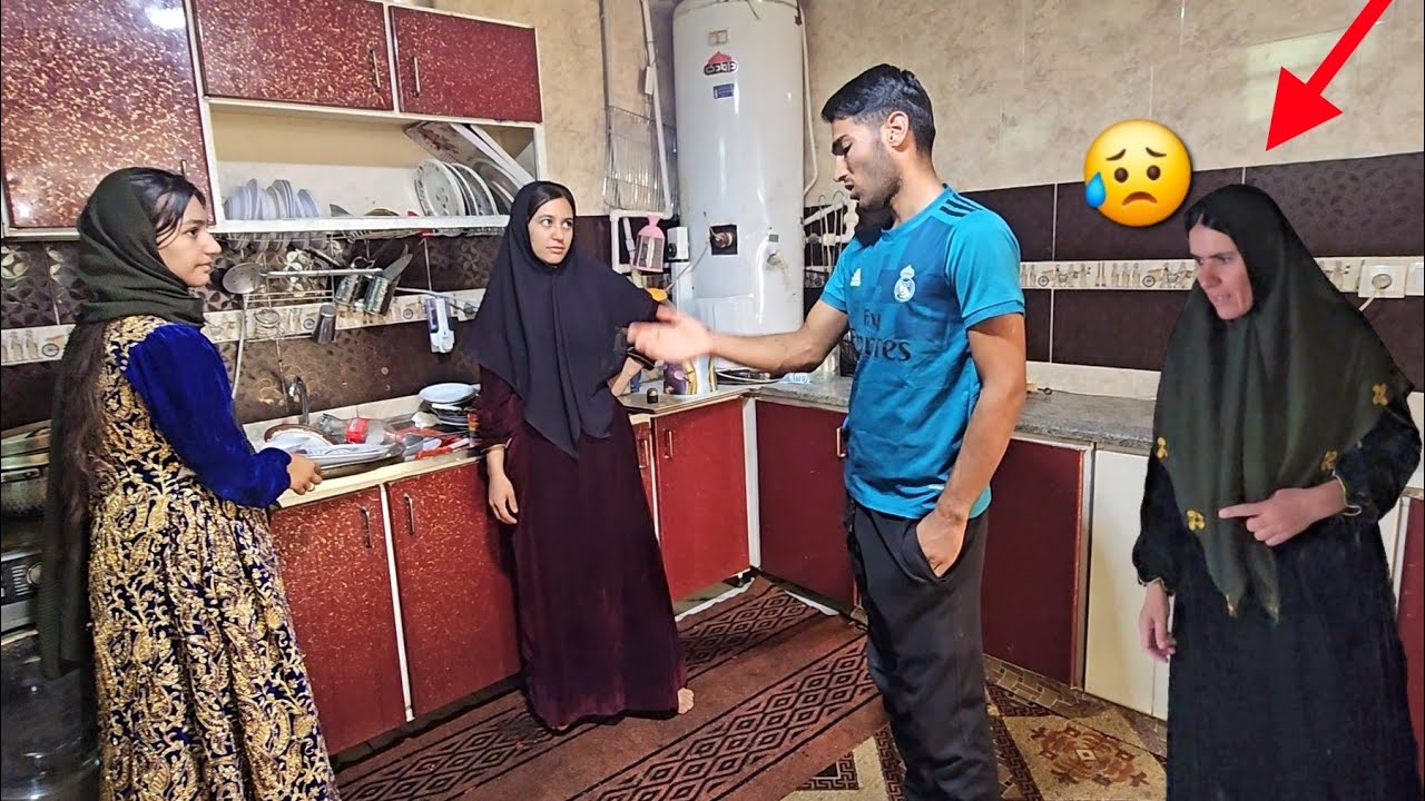 The young engaged couple were slightly annoyed by Sasan's phone call to Samane.😔