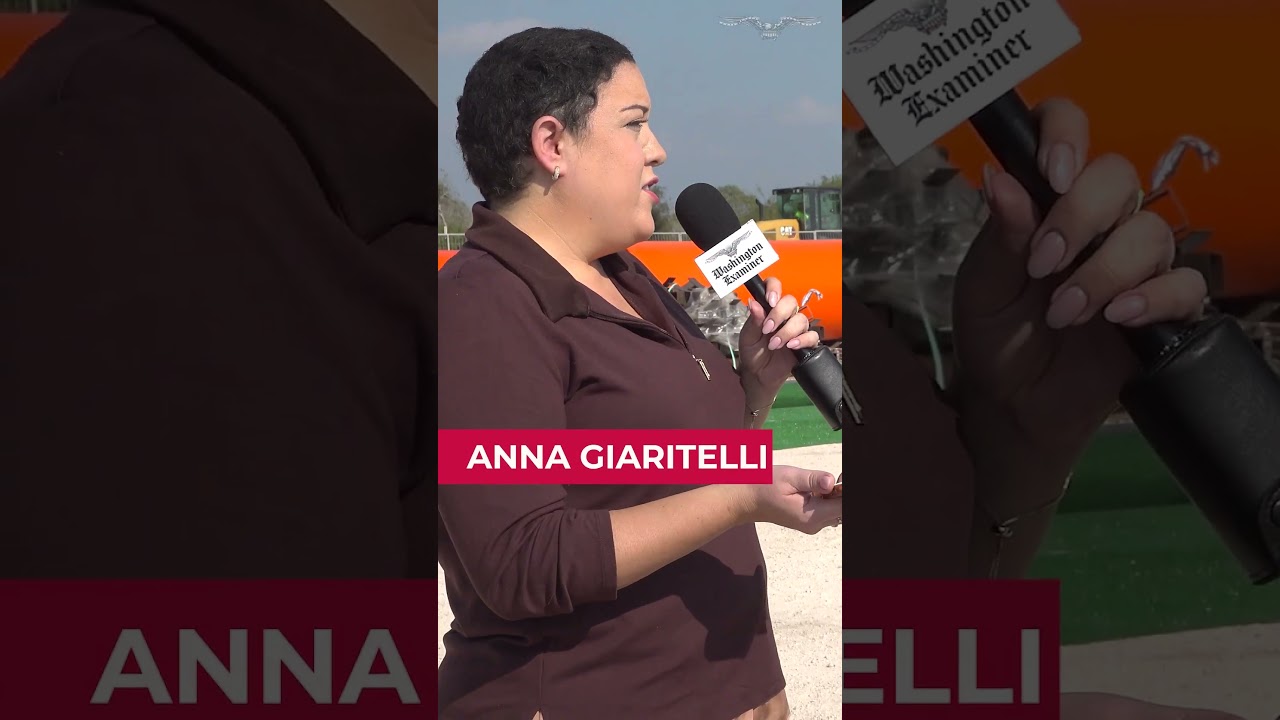 Первый взгляд на стену из буев, установленную в реке на границе с Техасом.