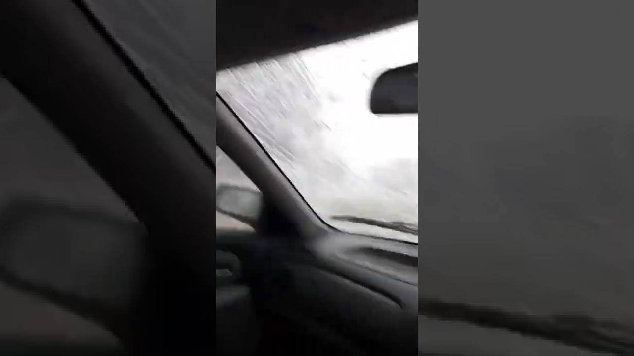The hail destroys car windows - Weather.al