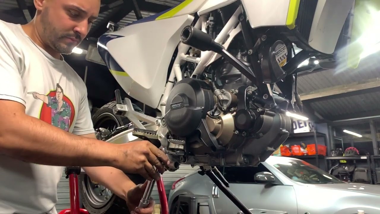 Husqvarna 701: Engine guards installation