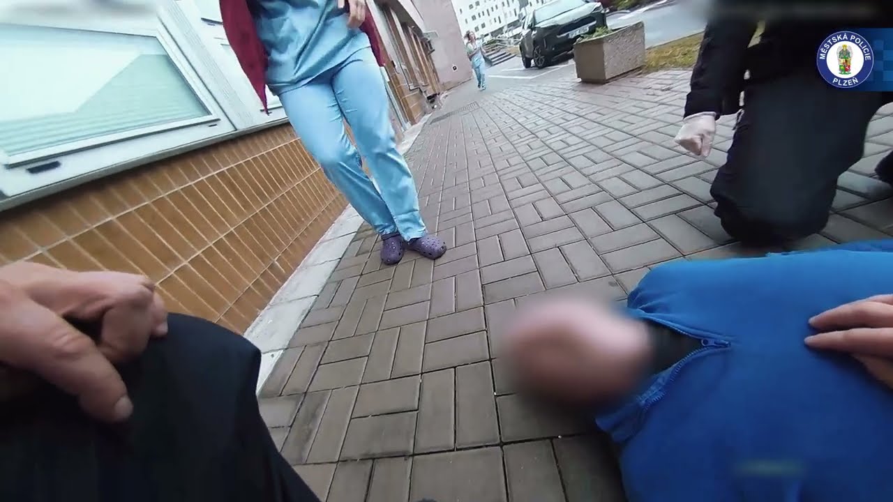 Epileptický záchvat před projíždějící hlídkou 🫨🚓