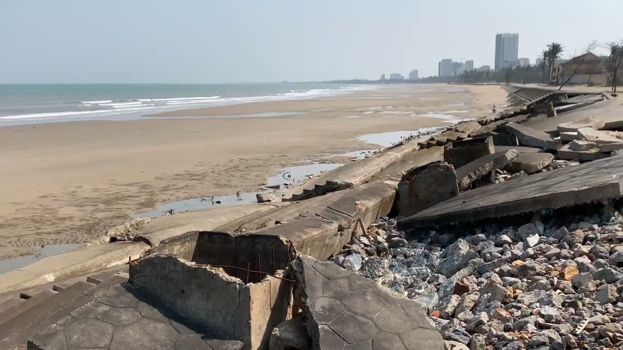 Ngư dân đánh bắt hái sán trên bãi biển của lò 