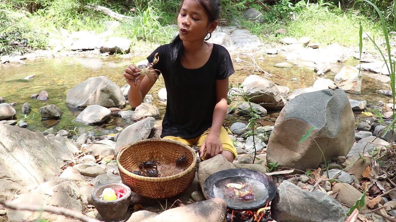 My Natural Food: Catch Small Crabs By Hand & Boiled Small Crabs On Clay For Eating Delicious #2