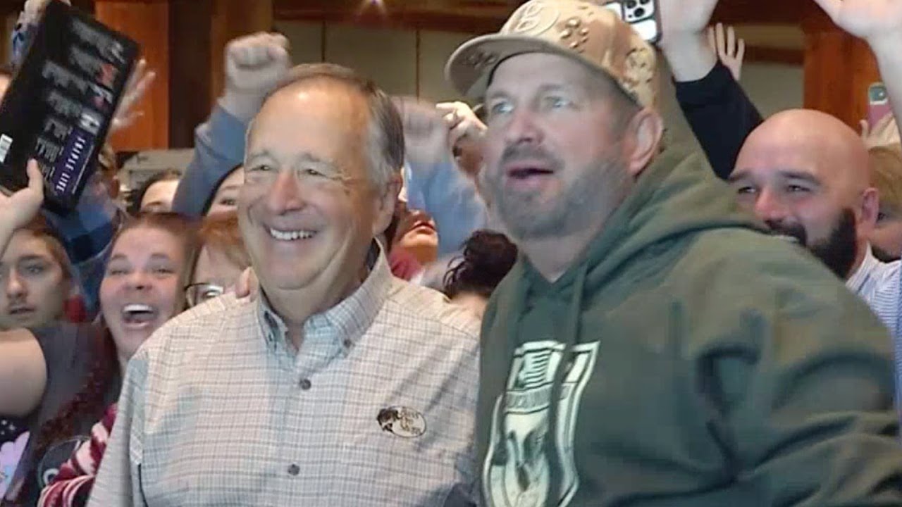 Garth Brooks makes appearance at Bass Pro promoting limited box set