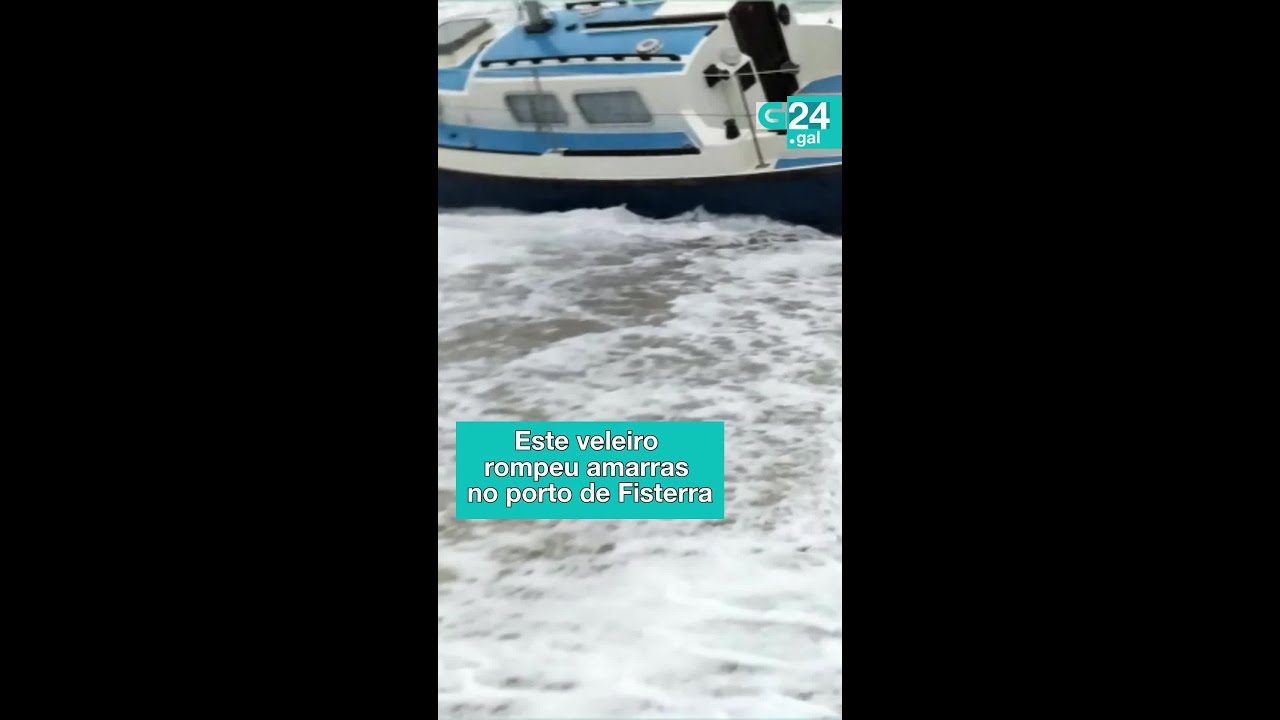 ⛵ FISTERRA  Un veleiro quedou varado na praia polo temporal