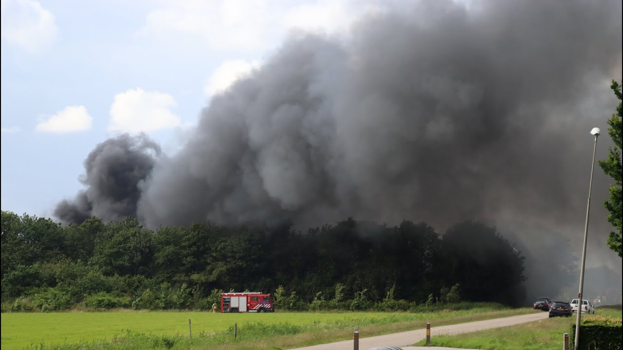 [PELOTON INZET!] GRIP 1 Zeer Grote Brand Winkelweg Zeewolde, Veel Brandweer met spoed