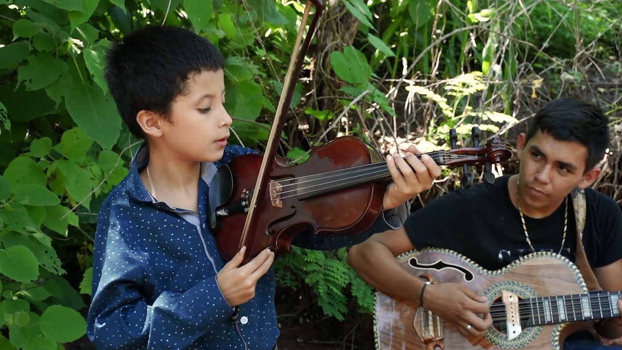 Manuel Cruz tocando el viol&iacute;n y cantando