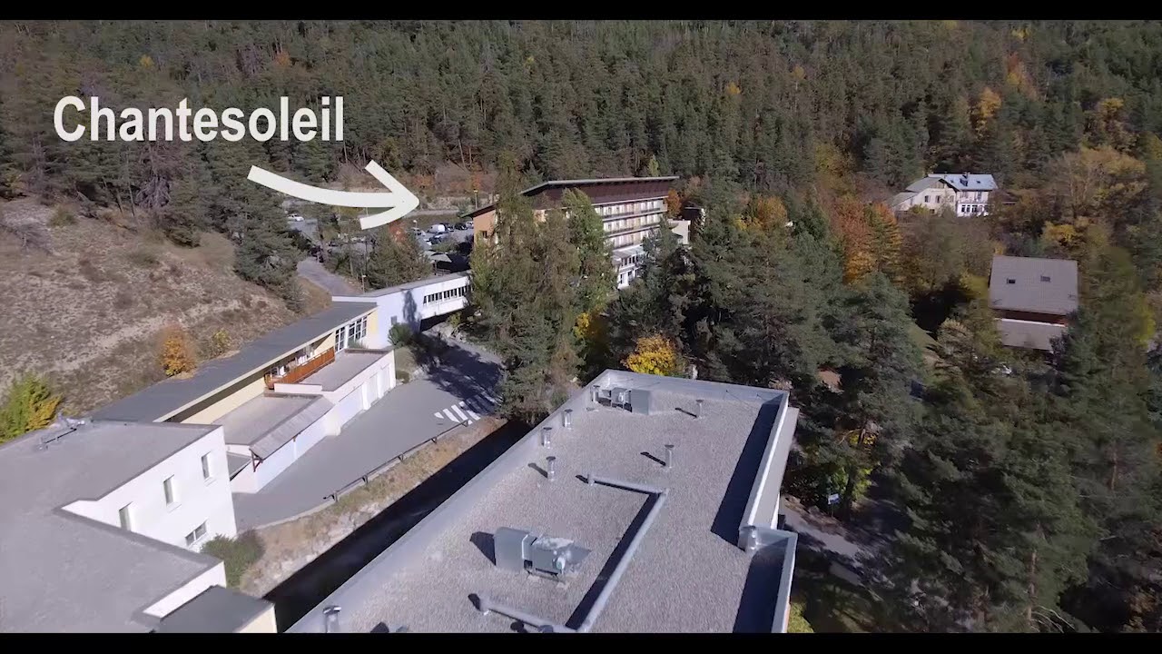 Vue aérienne en automne du site de la Fondation Edith Seltzer à Briançon dans les Hautes-Alpes