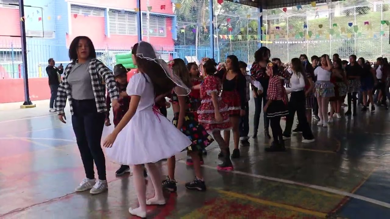 Apresentação de dança - Festa Junina 2025 - 6ºs e 7ºs anos da EMEF Gabriel Sylvestre T. de Carvalho