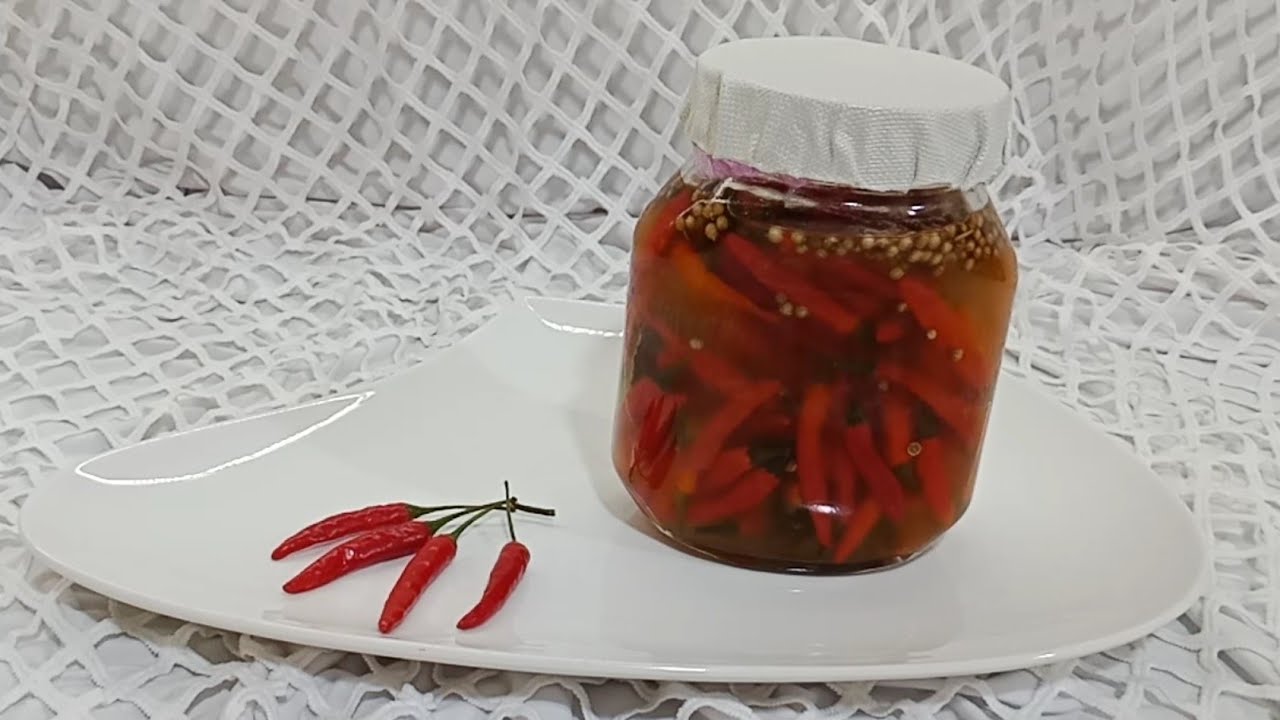 الفلفل الحار مرقد في زيت الزيتون كيبقى صالح مدة عام واكثر