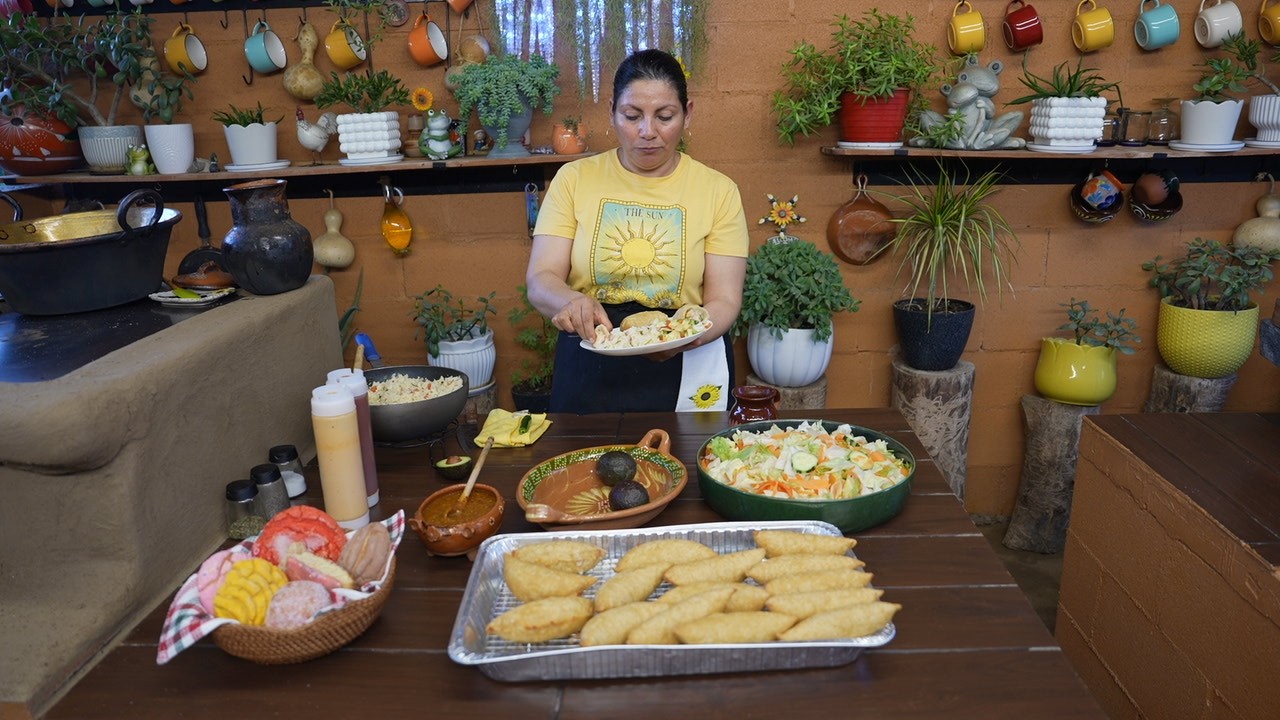 EMPANADAS DE CAMARON  ENSALADA Y ARROZ