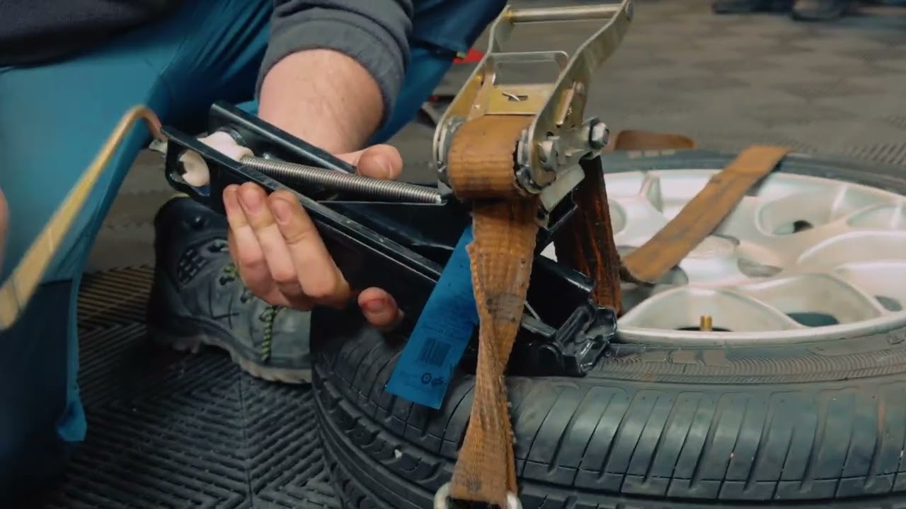 Quick Wheel Tip #01 Replace a Car Valve Stem -  Without Removing the Tire