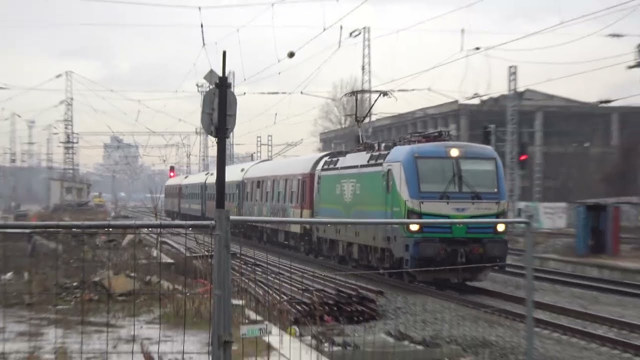 БВ 3622 (Бургас - София) пристига на центр. гара София, а БВ 1613 (София - Свиленград) тръгва от нея