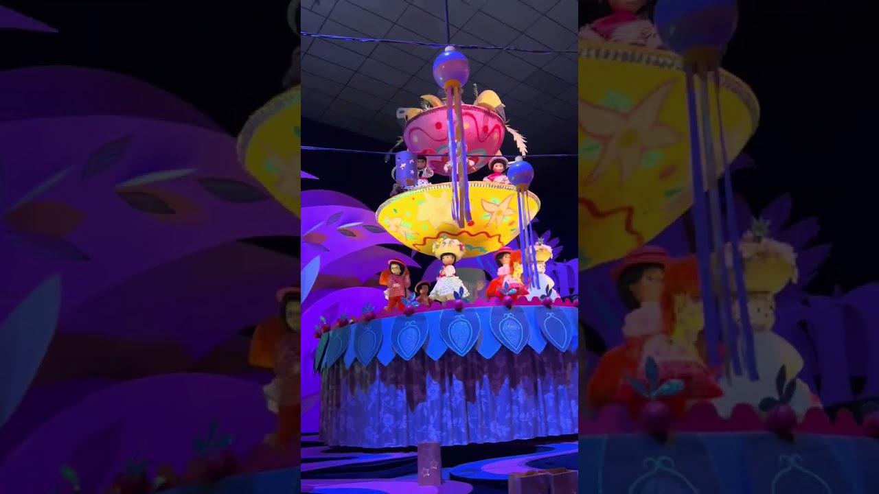 2025 Holiday version of It’s a Small World at Disneyland 🎄🎁 🎡✨🧚‍♀️🎀