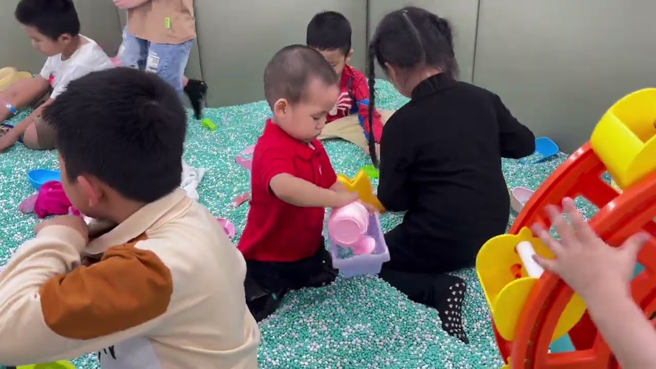 Tom đi khu vui chơi