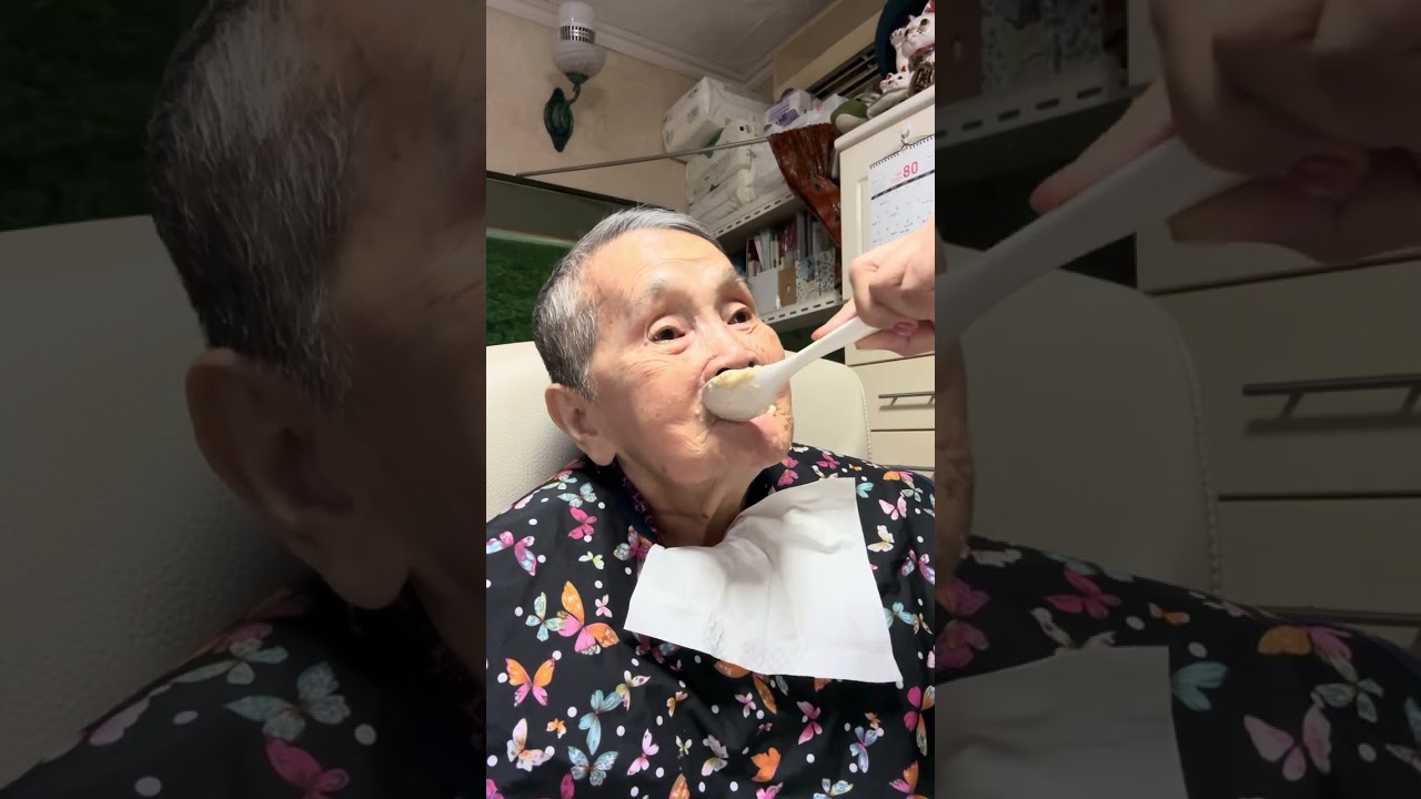 媽媽又不開口吃飯了,怎麼辦🙈😔 Now mom doesn't open her mouth to eat anymore,what should Ido? 😔