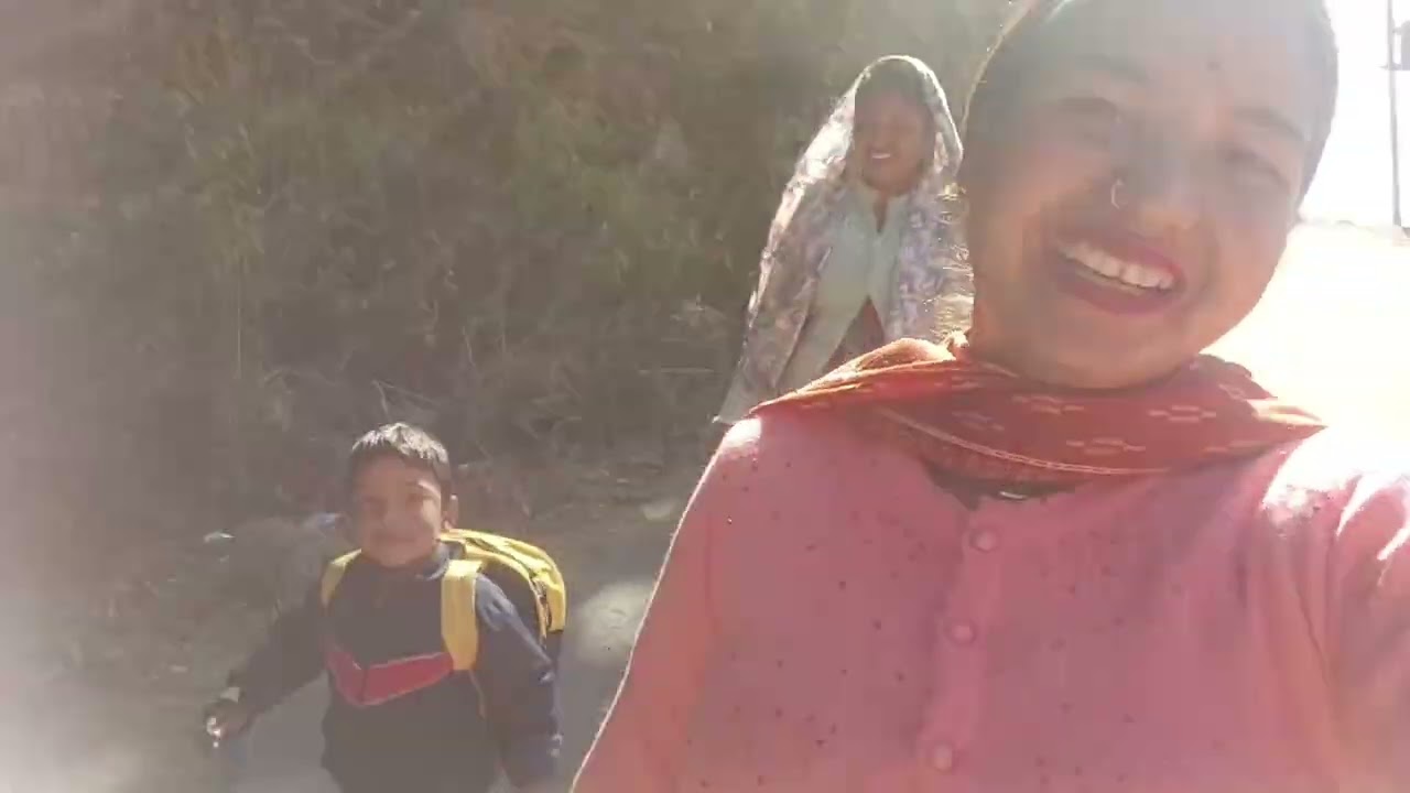 कल गई थी में अपनी लड़की की स्कूल में मीटिंग में 😀🤗