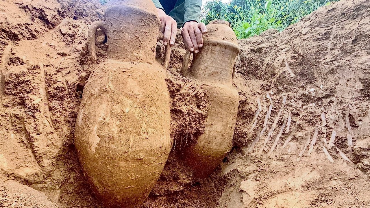 Shocking Find! We Discovered Two Massive Gold-Filled Jars  / treasure hunter with m&eacute;tal dedector