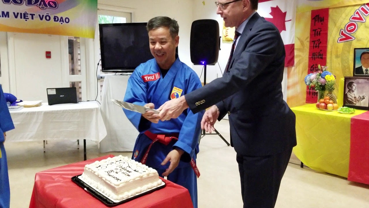 Cắt b&aacute;nh & tặng qu&agrave; &ocirc;ng Adrian Dix (Phone 2 min 31 sec) 80 Năm Vovinam & TN cố VSTM L&ecirc; S&aacute;ng lần 8