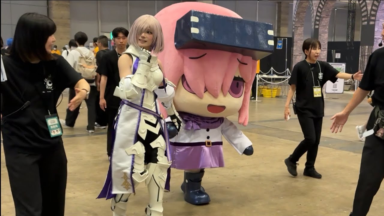 手つなぎで持ち場に向かうマシュ＆マシュ　FGOフェス2025