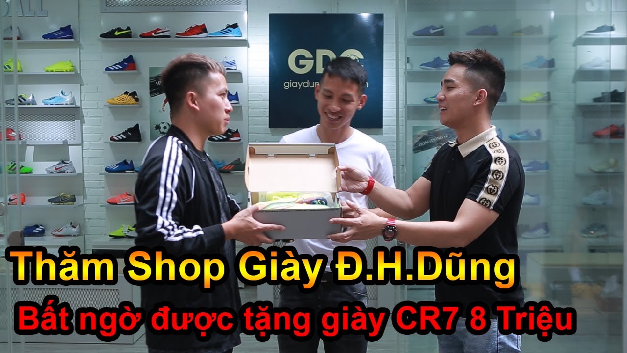 Đỗ Kim Phúc đi mua giày Ronaldo tại Shop bóng đá của Đỗ Hùng Dũng ĐT Việt Nam cùng Đỗ Duy Nam