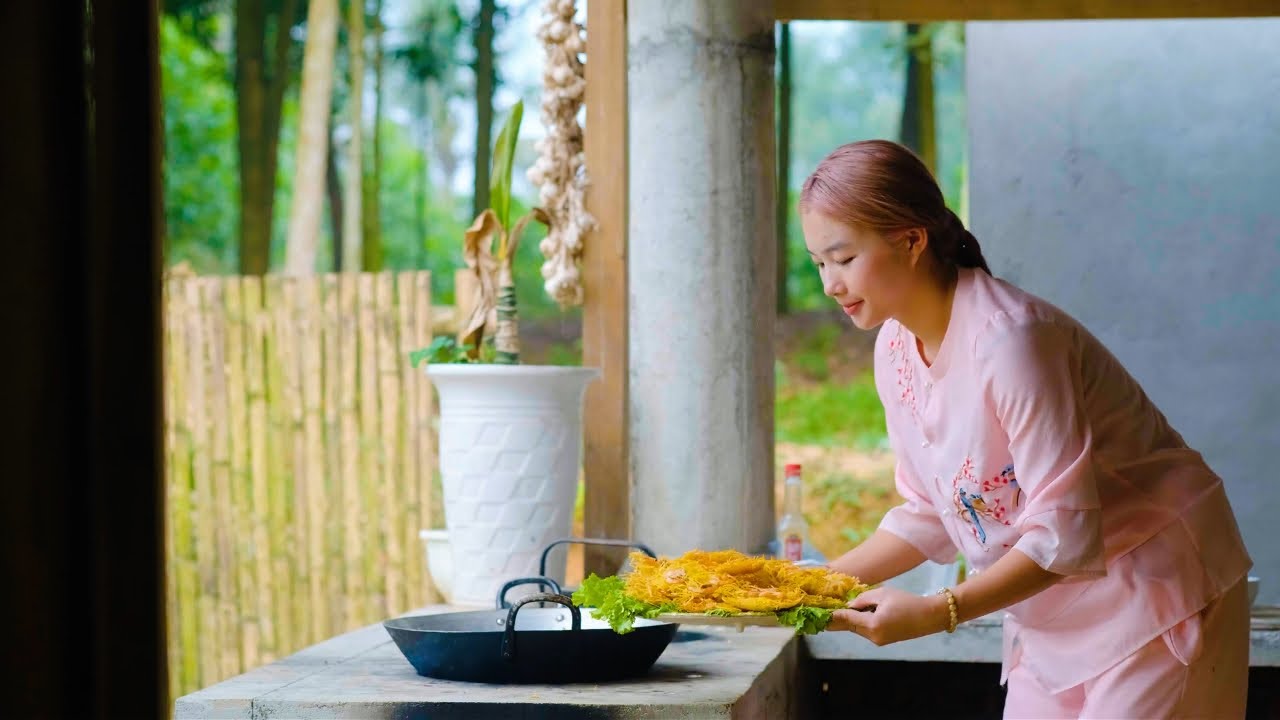 Living alone in the countryside, the girl makes special fried sweet potato cakes - Episode 229