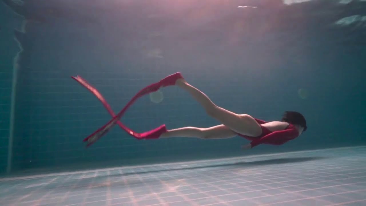 Beautiful woman in red bikini diving in the pool 红色比基尼美女在游泳池潜水