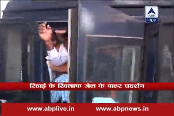 Protest over Sanjay Dutt's release on remission from Yerawada jail