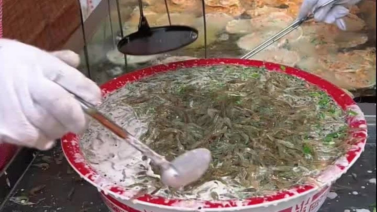 Live : 虾饼Chinese beauties make scallion pancakes on the street, and they are very中国台湾香港澳门煎饼果子虾饼