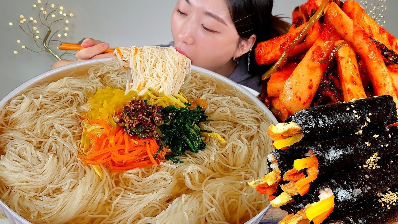 ASMR 잘익은 총각김치는 잔치국수랑 꿀조합이에요👍🏻 꼬마김밥 리얼먹방 :) Noodle , gimbap , Radish kimchi MUKBANG