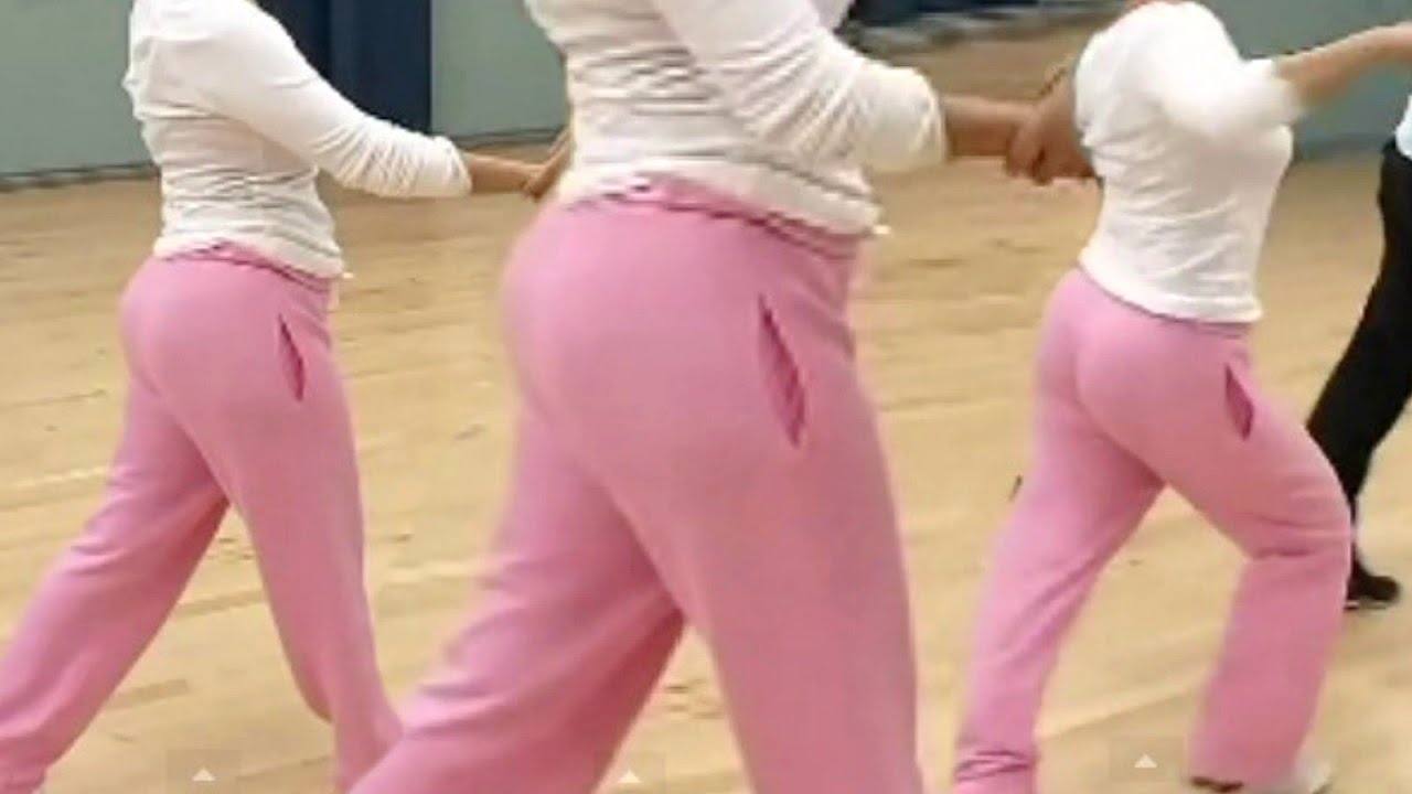 Leah Remini / Big Booty In Sweat Pants