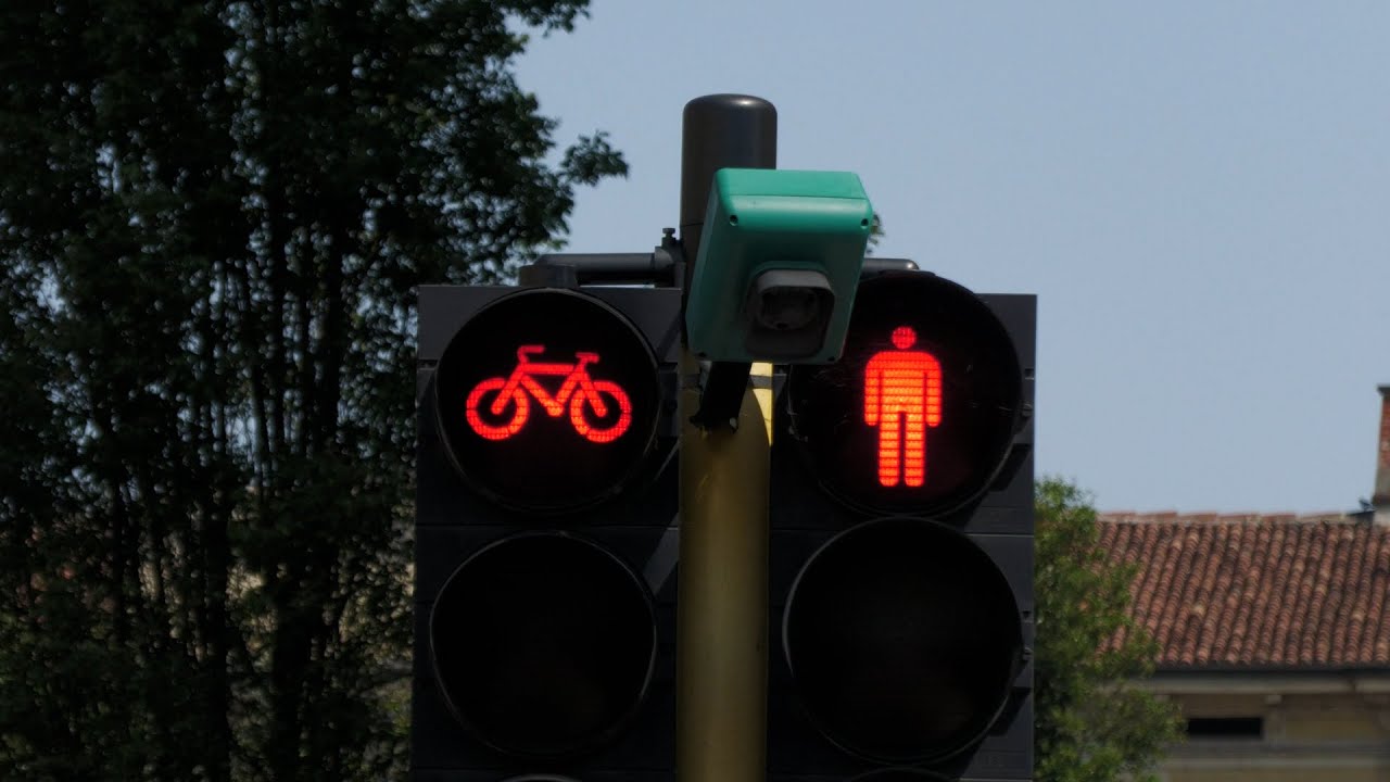 Cremona, tempi troppo brevi di attraversamento ai semafori: pericolo per i pedoni