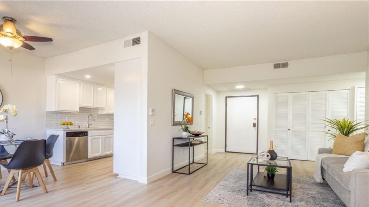 17914 Magnolia Boulevard, Encino, CA Presented by Scott Himelstein Group.