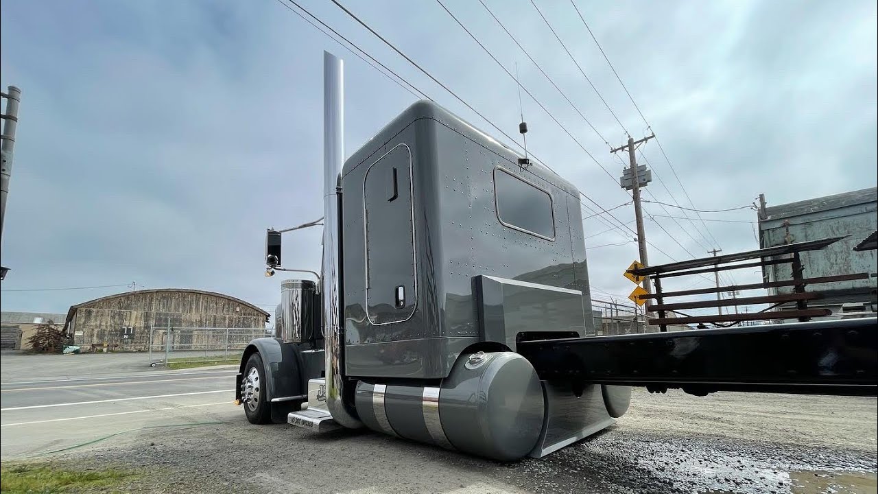Fancy Peterbilt hauling dirty steel 😬