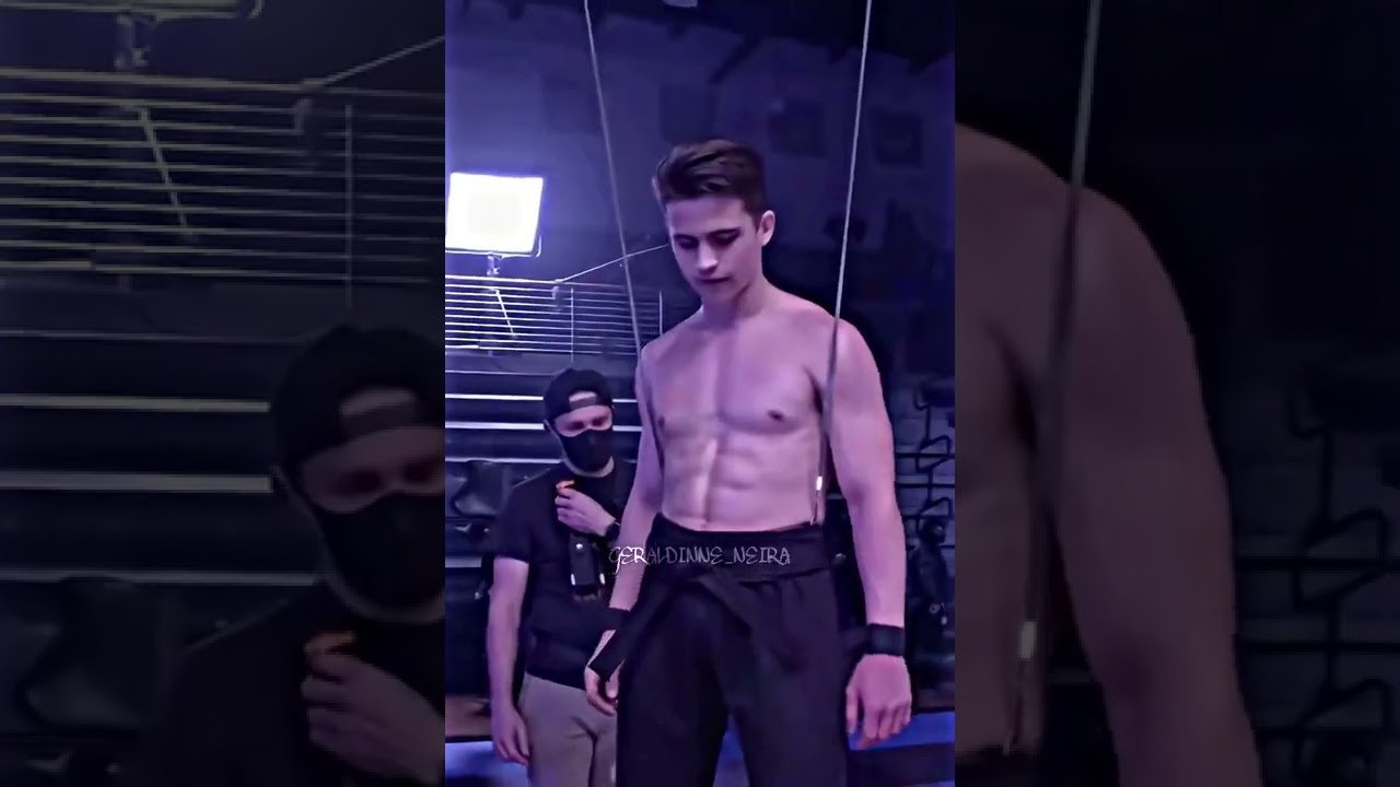 La pelea de Halc&oacute;n y Robby detr&aacute;s de c&aacute;mara #cobrakaiseason4 #cobrakai