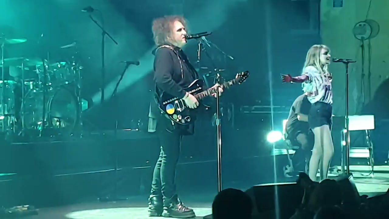 CHVRCHES. How Not To Drown (Feat. Robert Smith). Brixton Academy 16.03.2022.
