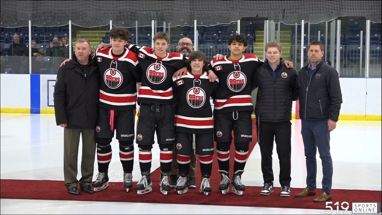 Команда U18 AAA Brantford 99ers чествует своих выпускников.