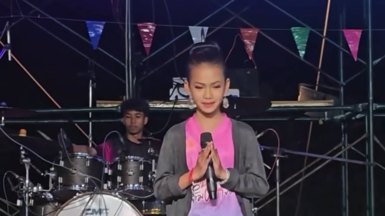 ธิดาลาวซาวเช็คบนเวทีเพชรลำเพลิน