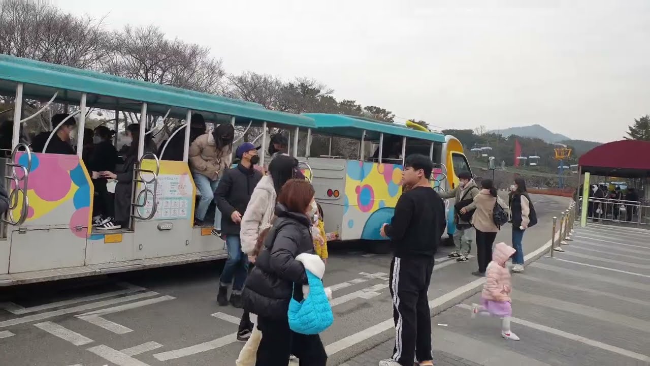 서울 대공원 코끼리 열차 Seoul Grand Park, many animals are indoors because it is cold